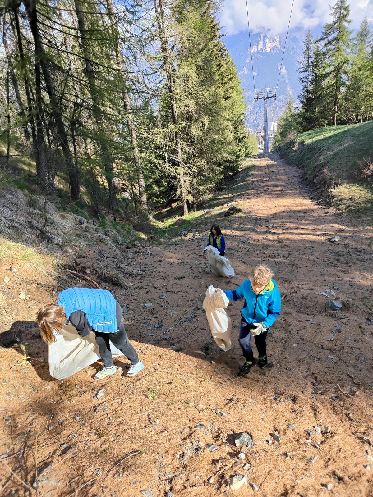 Disegno di persona che raccolgie carta e scritte varie