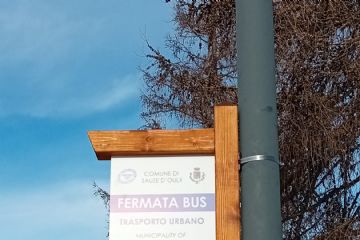 Palina in legno con fermata bus in italiano ed in inglese per il trasporto pubblico locale