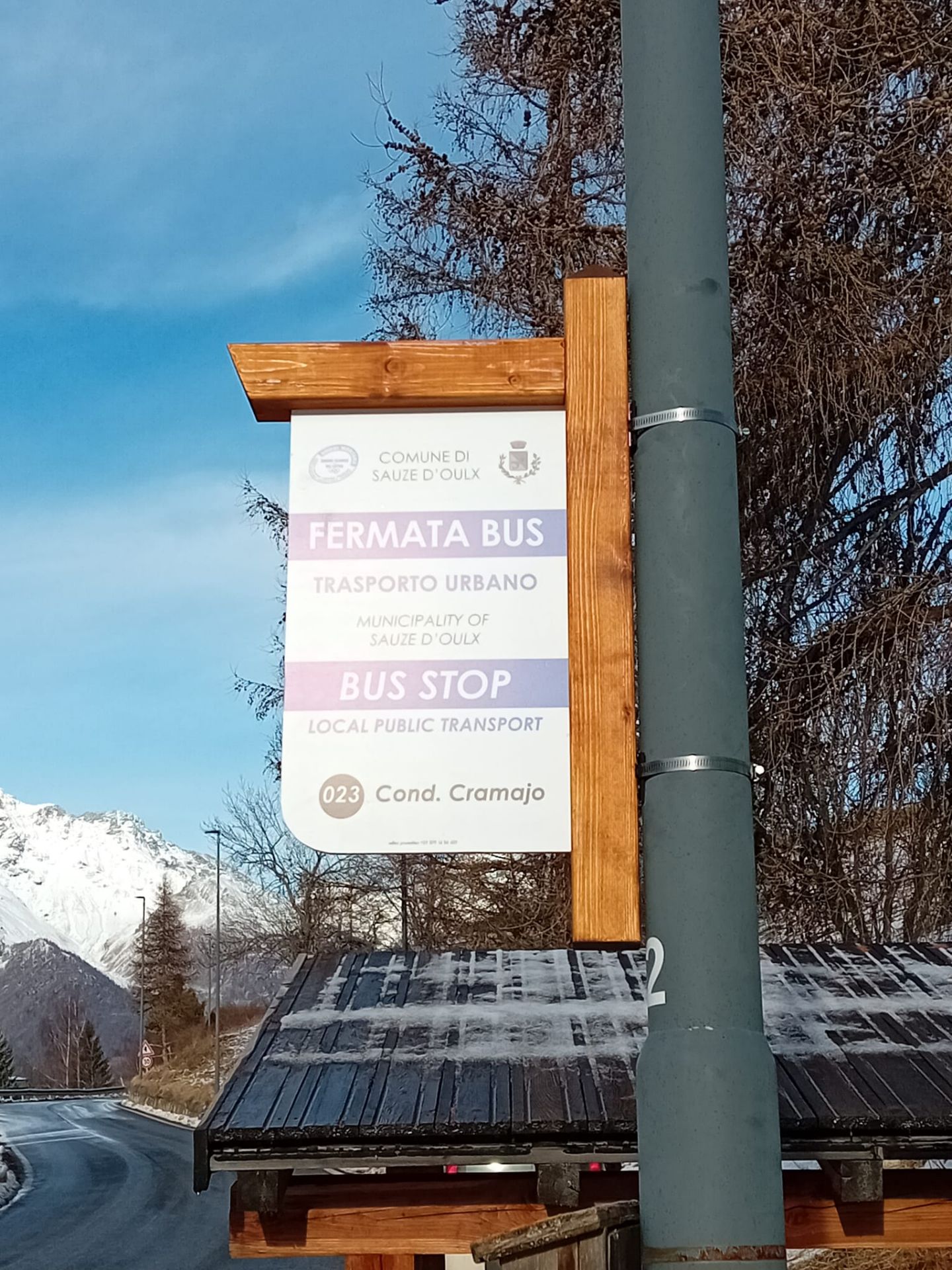 Palina in legno con fermata bus in italiano ed in inglese per il trasporto pubblico locale