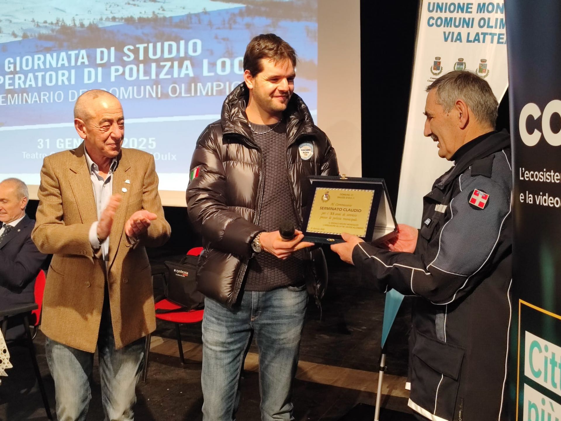 L'Assessore Allemand consegna targa a Caludio Serminato - Polizia Locale