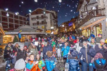 Bambini in maschera e scritta