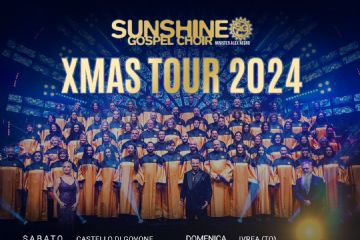 Locandina con il coro che si esibirà ed il maestro davanti a loro. Sullo sfondo delle luci di colore blu. Sabato 28 dicembre 2024