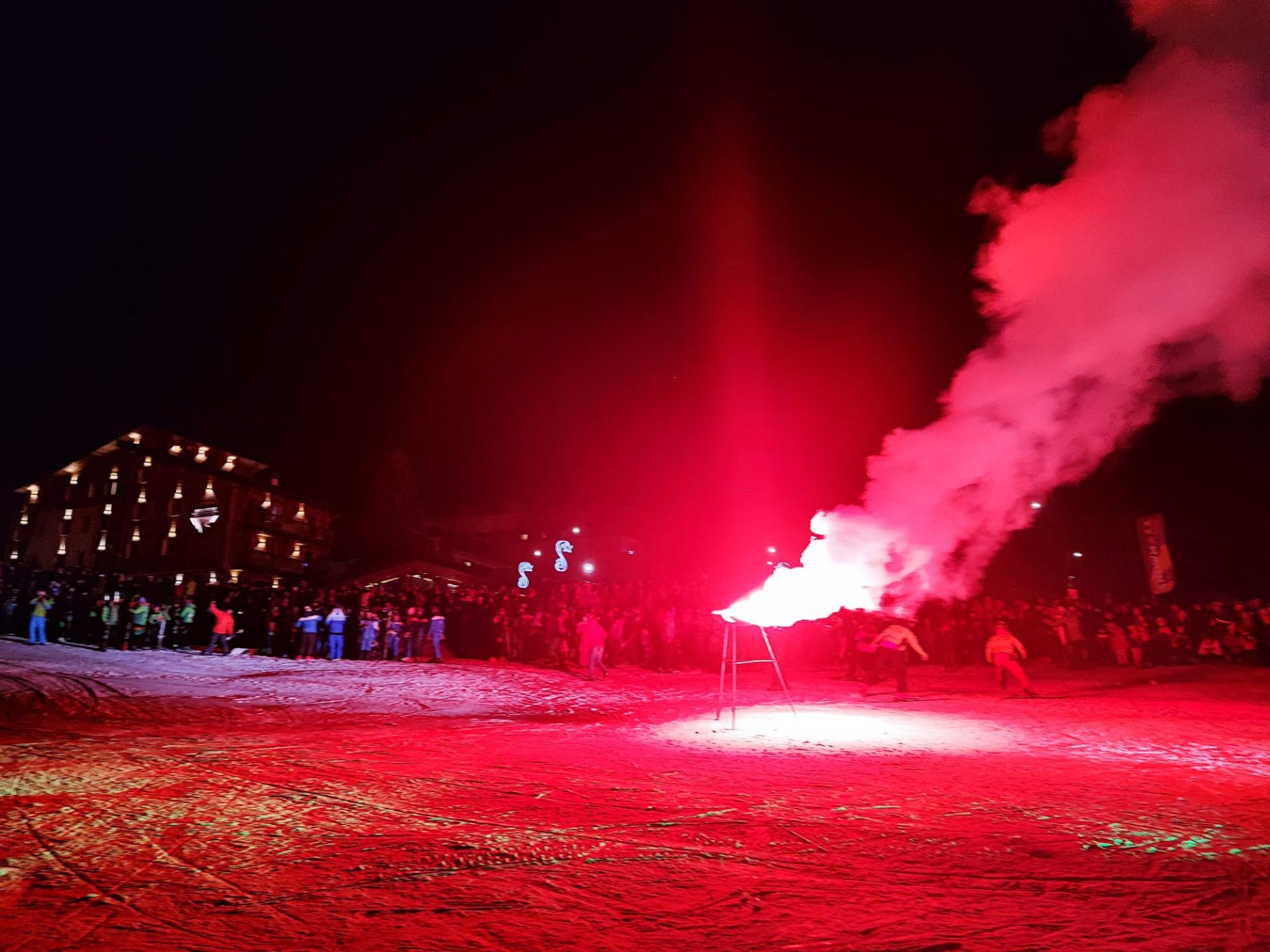 bracere con fiaccole colorate