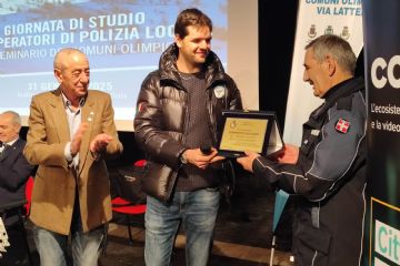 L'Assessore Allemand consegna targa a Caludio Serminato - Polizia Locale