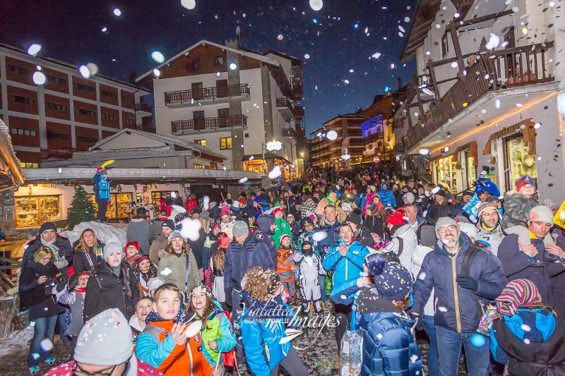 Bambini in maschera e scritta