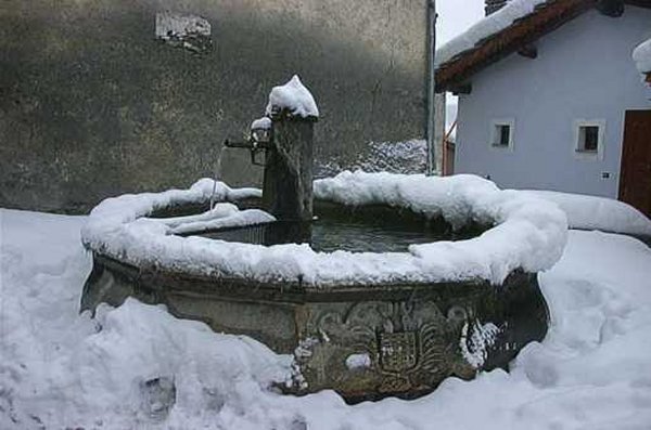 L'immagine raffigura la fontana di sauze d'Oulx ricoperta dalla neve.