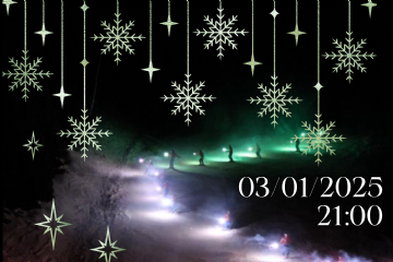 Locandina con maestri di sci con le fiaccole verdi, bianche e rosse sullo sfondo che scendono lungo la pista da sci. Fiocchi di neve e stelle nella parte alta. 03 gennaio 2025.