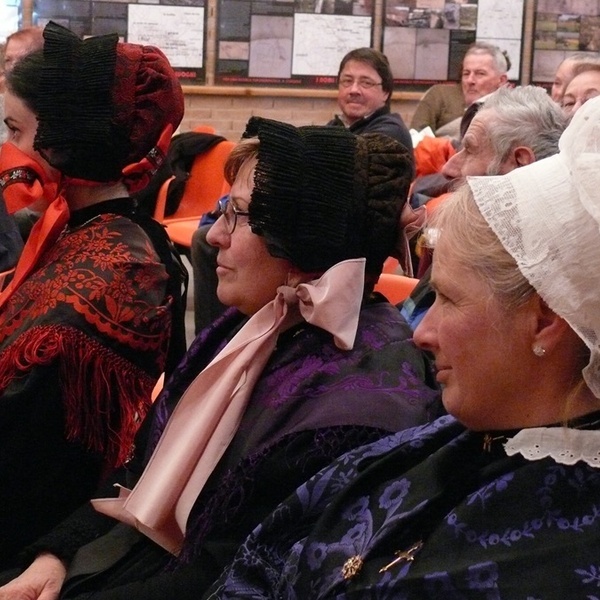 donne in costume tipico