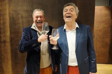 Foto Giuliano Besson con Augusto Grandi che brindano