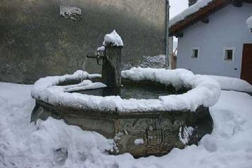 L'immagine raffigura la fontana di sauze d'Oulx ricoperta dalla neve.