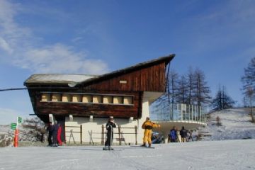 L'immagine raffigura la facciata dello Chalet Mollino durante la stagione invernale