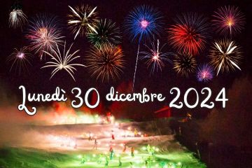 Locandina con maestri di sci lungo Pista Clotes con fiaccole accese e fuochi artificiali sullo sfondo, sabato 30 dicembre 2024.