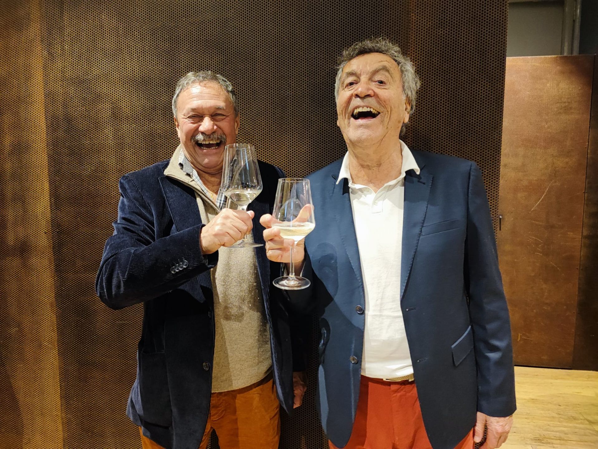 Foto Giuliano Besson con Augusto Grandi che brindano