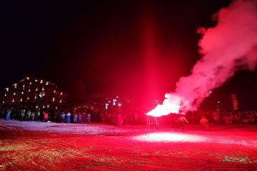 bracere con fiaccole colorate